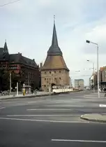 Rostock am 1. Juli 1990: Von den 22 Stadttoren gibt es noch vier, und eins von diesen ist das Steintor, ein Renaissancetor aus dem Jahre 1577. - Das Geb�ude links vom Steintor ist das ehemalige St�ndehaus, ein Bauwerk im Historismusstil aus den Jahren 1889-1893.