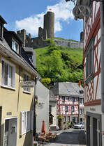 Monreal - Ortsgasse mit der Lwenburg auf dem Berg im Hintergrund - 28.05.2013