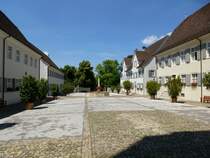 Arlesheim, Blick vom Kircheneingang ber den Domplatz mit den Domherrenhusern, Juli 2013, 