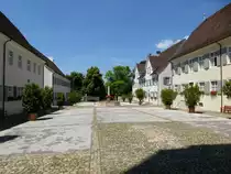Arlesheim, Blick vom Kircheneingang �ber den Domplatz mit den Domherrenh�usern, Juli 2013, 