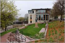 Mariehamn, Schifffahrtsmuseum. Davor steht die Statue  Der Mann am Steuer . Es war das erste Monument der Stadt und erinnert an die �l�ndischen Seefahrer, die auf dem Meer ihr Leben verloren haben. 20.05.2013
