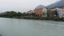 Der Inn fliet durch die Tiroler Landeshauptstadt Innsbruck. Hier Blick vom rechten auf das linke Innufer gegen die Strmung.(29.6.2013)