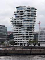 Hamburg-Mitte. Der Marco-Polo-Wohnturm von der Elbe aus. 12.05.2013