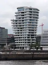 Hamburg-Mitte. Der Marco-Polo-Wohnturm von der Elbe aus. 12.05.2013
