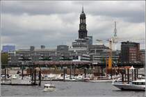 Hamburg-Mitte. Stadtkulisse mit dem Turm des Michel und dem Gruner+Jahr-Gebude. 12.05.2013