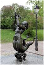 Auch in Kalmar ist eine Meerjungfrau zu bewundern. Sie steht auf dem Lilla Torget. 21.05.2013