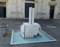 Mariastein, moderner Brunnen vor dem Haupteingang zur Klosterkirche, Juli 2013