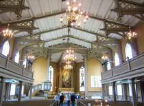 Tromso, Innenraum der Domkirche, Altarbild von C. Brun, Glasmalereien von Per 
Vigeland (02.07.2013)