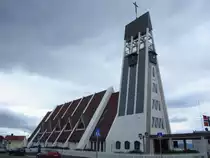Hammerfest, Kirche, erbaut 1961 von Hans Magnus, das Bauwerk soll �u�erlich an die 
Trockengestelle f�r Fisch erinnern (02.07.2013)