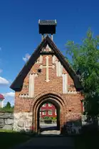 Gammelstad, Pforte mit zugemauerten Schie�scharten zum Kirchplatz (06.07.2013)