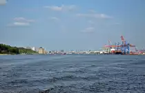 Hamburg - Blick auf Hamburger Hafen und Stadtmitte von der Elbe querab Finkenwerder - 12.07.2013