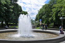 Bonn - Brunnen und im Hintergrund Schlo Poppelsdorf - 15.06.2013