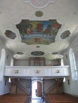 Mittelberg, Orgelempore der St. Jodok Kirche, Fresken von 1470, Taufstein von 1495 (28.07.2013)