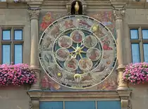 Heilbronn-Rathaus-Astromische Uhr am 18.07.2013

Eine astronomische Uhr ist eine mechanische Uhr, die au�er der Uhrzeit auch astronomische Sachverhalte wie die Lage von Sonne und Mond �ber dem Horizont und im Tierkreis, die Mondphasen und in seltenen F�llen auch die Stellungen der gro�en Planeten am Himmel anzeigt. Astronomische Uhren wurden im sp�ten Mittelalter und in der Renaissance als monumentale Uhren an T�rmen angebracht oder in Kirchen aufgestellt.