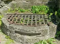 Burg Weinsberg,Weibertreu (Ruine) bei Heilbronn am 19.07.2013

Zisterne

Unterirdisches Sammelbecken f�r Regenwasser. Das Wasser wurde von Dachfl�chen in der Zirsterne f�r Notzeiten gesammelt. Das Becken hat eine Tiefe von mind. 5m,und ca. 16000 Liter Inhalt. Das Wasser wurde �ber einen Kiessandfilter gereinigt.