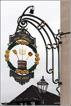 Schwetzingen. Wirtshausschild des Brauhauses zum Ritter am Schlossplatz. 15.06.2013