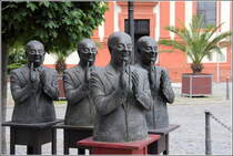 Schwetzingen. Ein hintersinniges Kunstwerk steht am Beginn der Hebelstrae. Vier Claquere klatschen mit verschlossenen Augen Beifall. Ausgerichtet sind sie auf das schrg gegenberstehende Rathaus. 15.06.2013