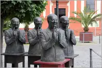 Schwetzingen. Ein hintersinniges Kunstwerk steht am Beginn der Hebelstra�e. Vier Claquere klatschen mit verschlossenen Augen Beifall. Ausgerichtet sind sie auf das schr�g gegen�berstehende Rathaus. 15.06.2013