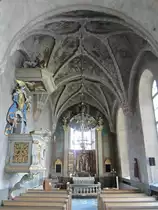 Njutanger, Chor der Kirche, Sterngew�lbe aus dem 15. Jahrhundert, Deckenmalereien von 1520, Fl�gelaltar von Haaken Gulleson (08.07.2013)