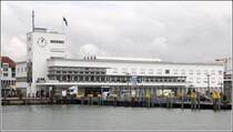 Friedrichshafen. Im ehemaligen Hafenbahnhof, der im Bauhausstil errichtet wurde, ist heute das Zeppelin Museum untergebracht. 02.06.2013