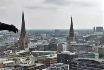 Hamburg - Stadtmitte und links St. Petri und rechts St. Jakobi-Kirche, aufgenommen aus dem Turm der St. Nikolei - 13.07.2013
