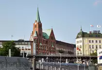 Hamburg - oberhalb der Landungsbr�cken die  Schwedische Gustav-Adolf-Kirche  - 12.07.2013