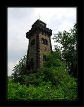 Bismarck Turm in M�lheim-Ruhr.  Der M�lheimer Bismarckturm ist einer der letzten Aussichtst�rme im Ruhrtal. Von der oberen Plattform hat man nach Osten hin einen imposanten Blick auf M�lheims Stadtzentrum; den Horizont bilden die ehemaligen Schwerindustrieanlagen von Duisburg und Oberhausen. Der Westen bietet ein ganz anderes Bild von M�lheim: das gr�ne Ruhrtal mit den l�ndlichen Stadtteilen Saarn und Mintard. Bei guter Sicht ist sogar der Fernsehturm von D�sseldorf zu erkennen.
In den Sommermonaten ist der Turm f�r Besucher regelm��ig ge�ffnet!  Quelle und Detailinfos: http://www.lycos.de/1001stadt/story_objekt.html,,i_35434__s_24520/muelheim-an-der-ruhr-bismarkturm.html
