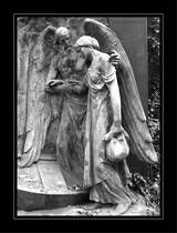 Detailfoto von einem beeindruckenden Grabmal auf dem Friedhof Essen Bredeney. Die  Gelehrten  streiten sich darber, ob nun tatschlich der Fhrmann zu sehen ist, der eine Frau mit seinem Boot Charon in das Reich der Toten geleitet, oder ob ein Engel die Frau lediglich zu diesem Boot geleitet. Wie auch immer... aufgrund der Kruppschen Familiengrber wird dieser Friedhof als Station auf der Route der Industriekultur gefhrt. 