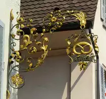 Bad Zurzach, Zunftschild an einer B�ckerei, Juli 2013