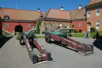 Mariefred, Schlo�hof von Schlo� Gripsholm mit alten Kanonen (09.07.2013)