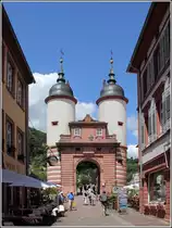 Heidelberg. Das Tor der Alten Br�cke von der Steingasse aus. 13.06.2013