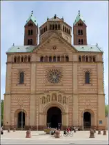 Speyer. Die Westfassade des Doms. Er ist die gr��te erhaltene romanische Kirche der Welt. Der Baubeginn wird auf das Jahr 1025 datiert. Seit 1981 geh�rt er zum UNESCO-Welterbe. 14.06.2013