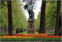 Wilhelmshaven. Das Denkmal fr Prinz Wilhelm Heinrich Adalbert von Preuen, Admiral der preuischen Marine, in den Parkanlagen an der Marktstrae. 10.05.2013