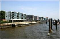 Die  schwebenden  Huser am Neumhlenkai. Das Gebude im Vordergrund sieht nach Wohnhaus aus (da mchte ich gern wohnen!), whrend die anderen durch die sehr glsernen Fassaden Bros vermuten lassen. 15.7.2007 (Matthias)