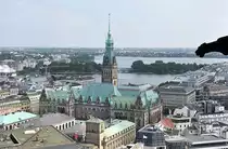 Hamburg - Blick vom Mahnmal St. Nikolai �ber das Rathaus auf die Binnen- und Au�enalster - 13.07.2013