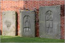 Wremen. Am Glockenturm der St.-Willehadi-Kirche wurden diese alten Grabplatten aus dem frhen 17. Jahrhundert aufgestellt. 23.08.2013

