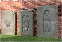 Wremen. Am Glockenturm der St.-Willehadi-Kirche wurden diese alten Grabplatten aus dem fr�hen 17. Jahrhundert aufgestellt. 23.08.2013

