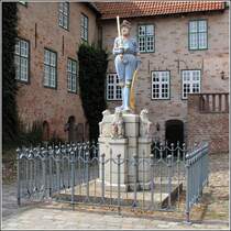 Bad Bederkesa (Beers). Im Hof der Burg Bederkesa steht dieser Roland. Er wurde vermutlich um 1600 geschaffen. 23.08.2013