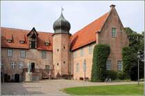 Bad Bederkesa (Beers). Der Hof der Burg Bederkesa. Im Gebude befindet sich das Museum Burg Bederkesa. 23.08.2013
Nhere Infos: http://www.burg-bederkesa.de
