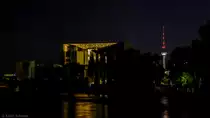 Entlang des Magnus-Hirschfeld-Ufers in Berlin gelangt man an eine Stelle, an der man das Bundeskanzleramt und den Fernsehturm gemeinsam sehen kann - hier ein n�chtlicher Blick auf beide Bauwerke. (23.08.2013)
