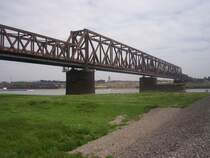 Eisenbahnbr�cke Rheinhausen - Hochfeld bei Rhein km 774,38,
ist eine der ersten Eisenbahnbr�cken Duisburgs. Sie wurde am 23. Dezember 1873 dem Verkehr �bergeben.  