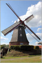 Hambergen. Die Mhle Lbberstedt - auch de griese Graue genannt - wurde 1868 bis 1872 als Wallhollnder mit Durchfahrt erbaut. Nachdem die Mhle 1909 bis auf den Wall niederbrannte wurde dieser Neubau errichet, der 1966 und 2002 grundlegend renoviert wurde. 25.08.2013