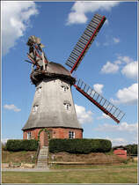 Hambergen. Die Mhle Lbberstedt - auch de griese Graue genannt - wurde 1868 bis 1872 als Wallhollnder mit Durchfahrt erbaut. Nachdem die Mhle bis auf den Wall niederbrannte wurde 1909 dieser Neubau errichet. Die Mhle dient auch als Standesamt. 25.08.2013