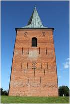 Misselwarden. Der trutzige Turm der St.-Katharinen-Kirche. 26.08.2013