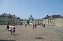 Kopenhagen, Schloss Amalienborg, erbaut von 1749 bis 1760 mit vier gegenberliegenden Palsten (13.07.2013)