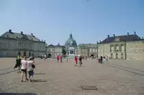 Kopenhagen, Schloss Amalienborg, erbaut von 1749 bis 1760 mit vier gegen�berliegenden Pal�sten (13.07.2013)