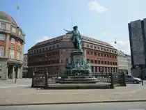 Kopenhagen, Denkmal an der Holmenskanal Stra�e (13.07.2013)