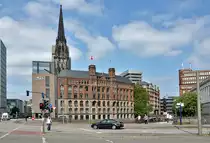 Gesch�ftsh�user und das Mahnmal St. Nikolai dahinter - Hamburg 13.07.2013