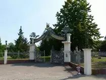 Bad Zurzach, das Eingangstor zum Schlo� Zurzach, Juli 2013