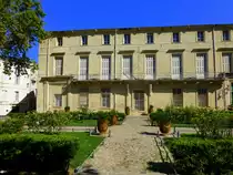 Frankreich, Languedoc-Roussillon, H�rault, Montpellier, Place de la Canourgue.
Dieses Hotel wurde 1816 von der Stadt Montpellier gekauft und wurde bis 1976 als Rathaus benutzt. Neuesten Pl�nen nach soll darin ein Art Hotel entstehen.15.08.2013